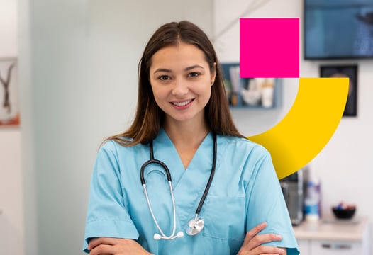 Joven auxiliar en enfermería en formación con estetoscopio en entorno médico.