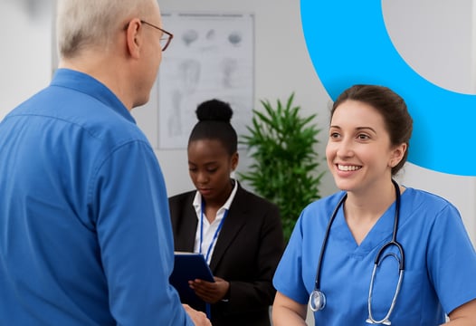 Estudiante de auxiliar en enfermería conversa con paciente en servicio de salud.