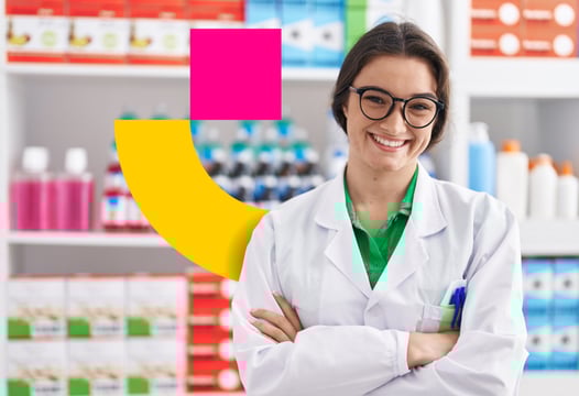 Joven en formación como auxiliar de farmacia y servicios farmacéuticos en droguería.