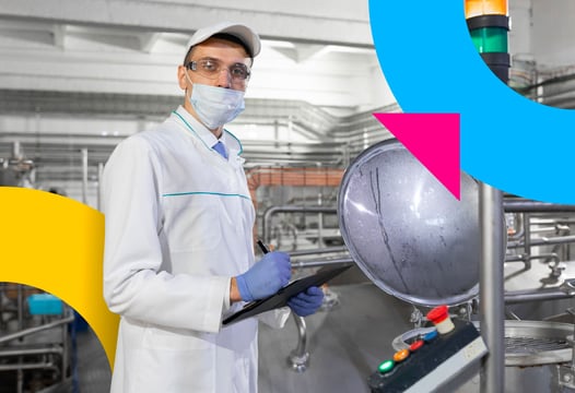 Operador de control de procesos supervisa equipos en planta de producción de alimentos.