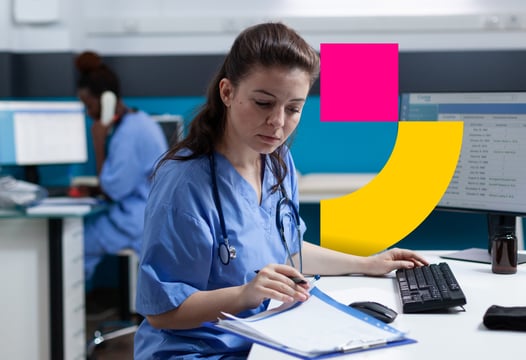Auxiliar de cuentas médicas revisa planilla en entorno hospitalario con apoyo de herramientas digitales.