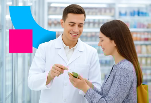 Joven en formación de Técnico Laboral en Servicios Farmacéuticos asesora a un usuario como expendedor de medicamentos.