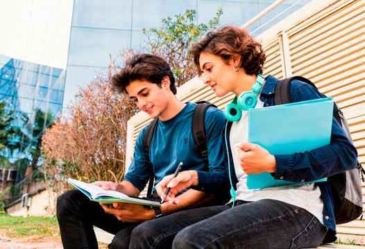 Estudiantes con acceso a Crédito Educativo Colsubsidio revisan cuaderno.