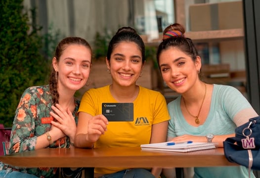 Grupo de estudiantes con  Tarjeta de Afiliación Colsubsidio.