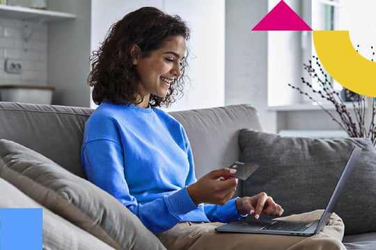 Una mujer realiza pagos virtuales con la Tarjeta de Afiliación Colsubsidio