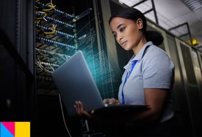 Una mujer configurando los servidores de su empresa.