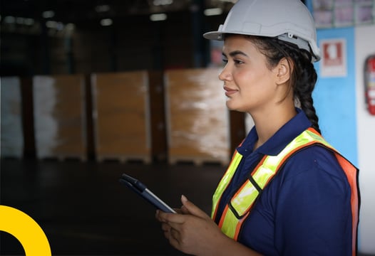 Una asesora en seguridad y salud en el trabajo sosteniendo una tablet