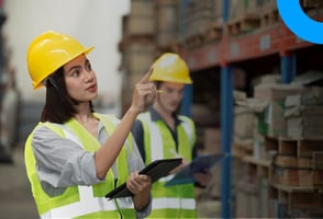 Dos técnicos en salud y seguridad en el trabajo inspeccionando las condiciones de trabajo de una empresa.