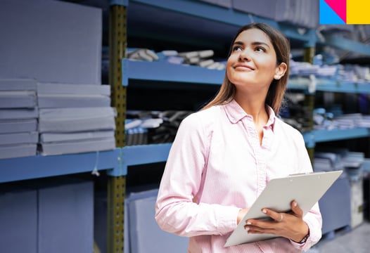 Mujer sonriendo mira hacia arriba trabajando en seguridad SST