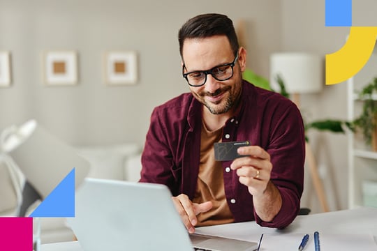 Un hombre realiza pagos virtuales con la Tarjeta de Afiliación Colsubsidio