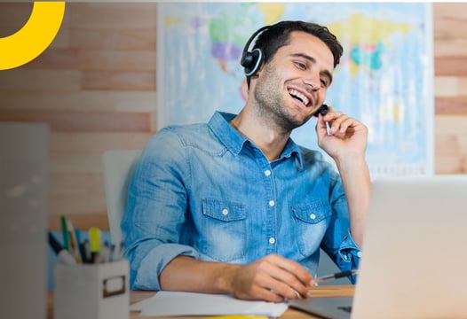 Un agente de viajes, sonriente, en su portátil, presentando los servicios turísticos de su empresa.