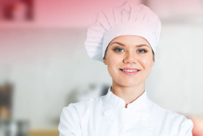 Una mujer con ropa de chef, estudiante del técnico laboral en cocina de CET.