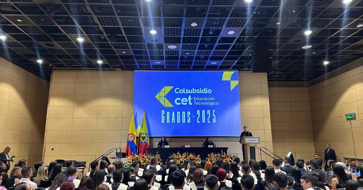 Estudiantes de la CET celebran su grado en 2025.