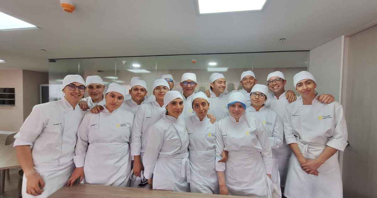 Grupo de estudiantes del técnico de cocina de la CET. 