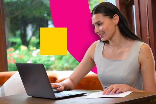 Mujer conoce la oferta de cursos cortos de la CET. 