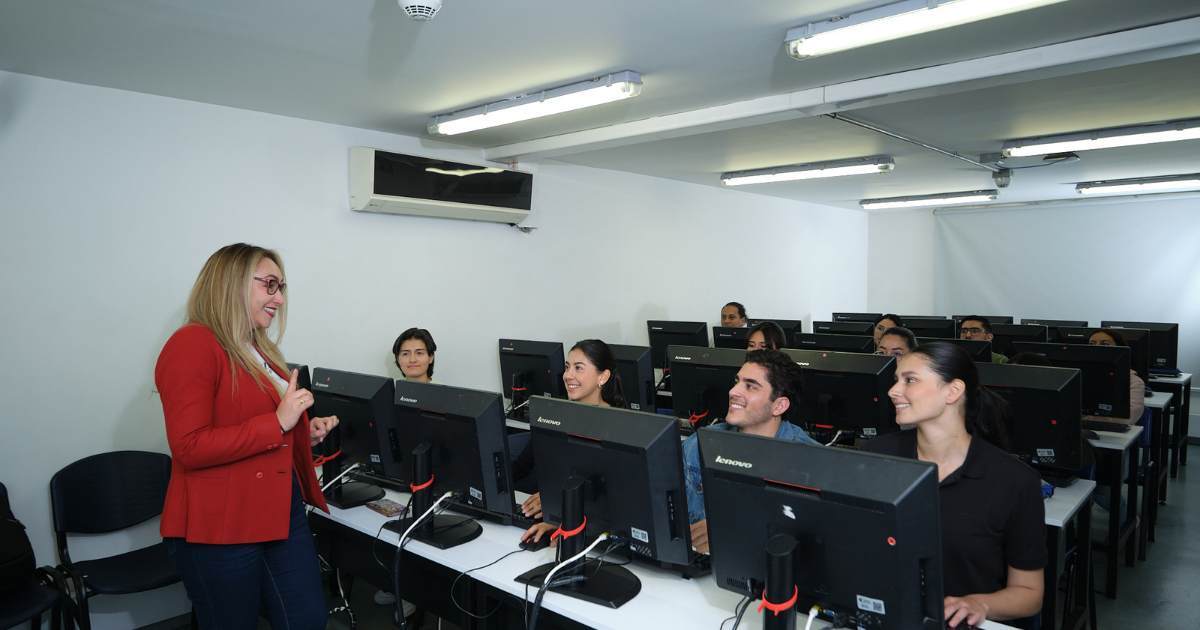 Estudiantes de Tec Alianza  en un espacio de aprendizaje, formándose en carreras técnicas orientadas al desarrollo de competencias laborales en Colombia.